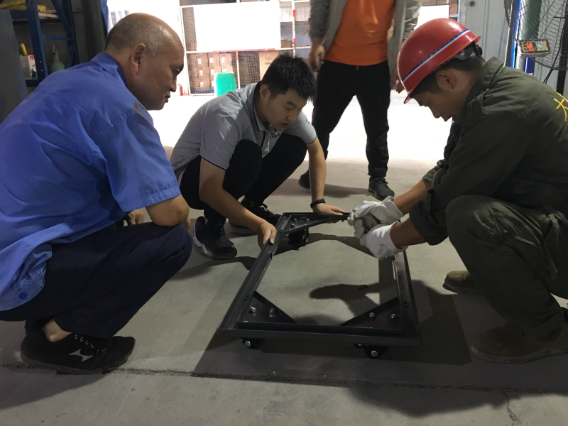 工人合作檢修設備 工人合作檢修設備