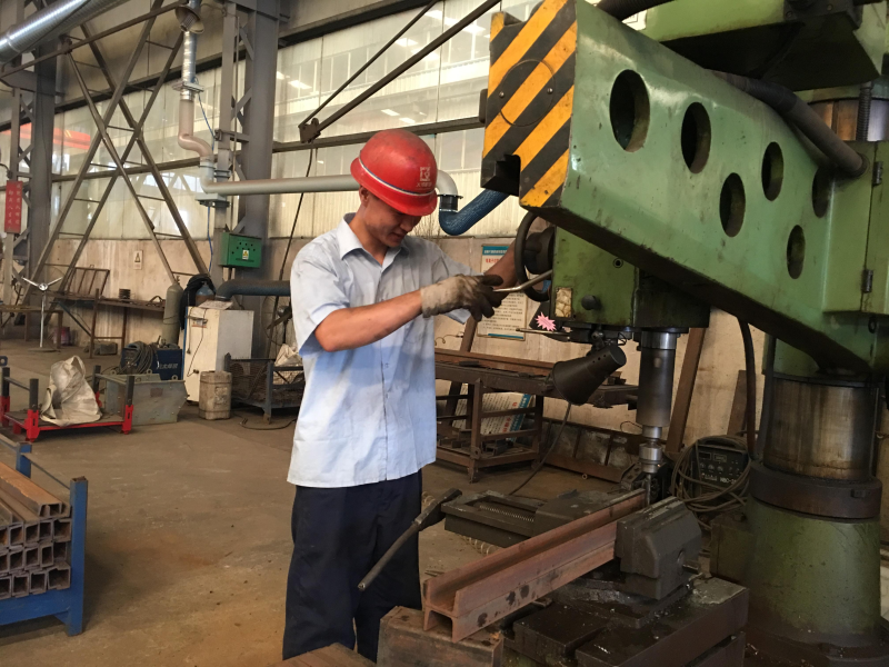 大誠工人檢修設備 大誠工人檢修設備