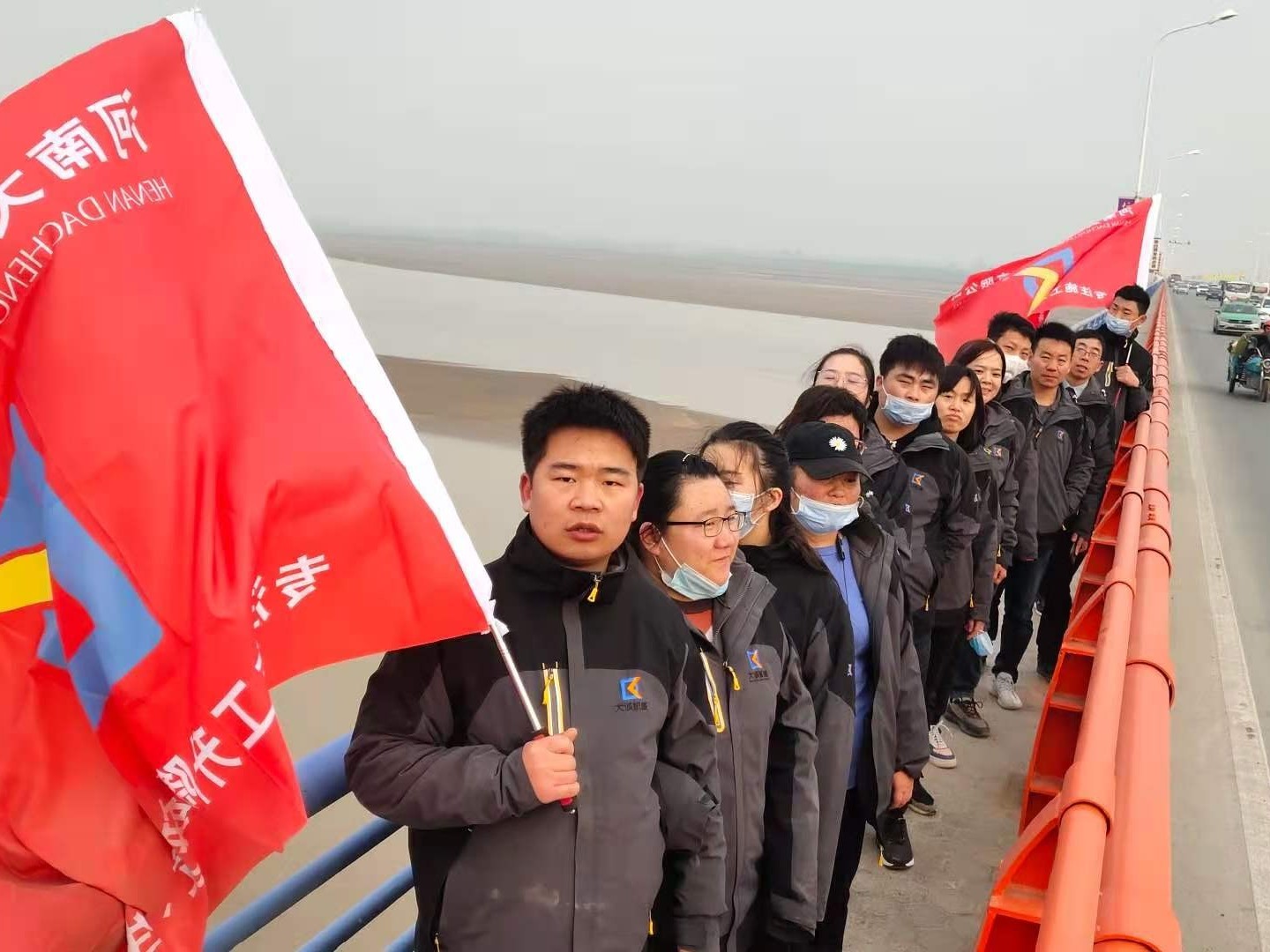 一場(chǎng)50公里徒步，一群永不言敗的人：有一種感動(dòng)叫堅(jiān)持！