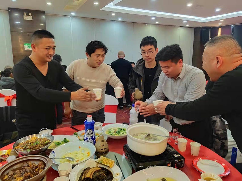 與會(huì)來(lái)賓，觥籌交錯(cuò)，一觴一詠