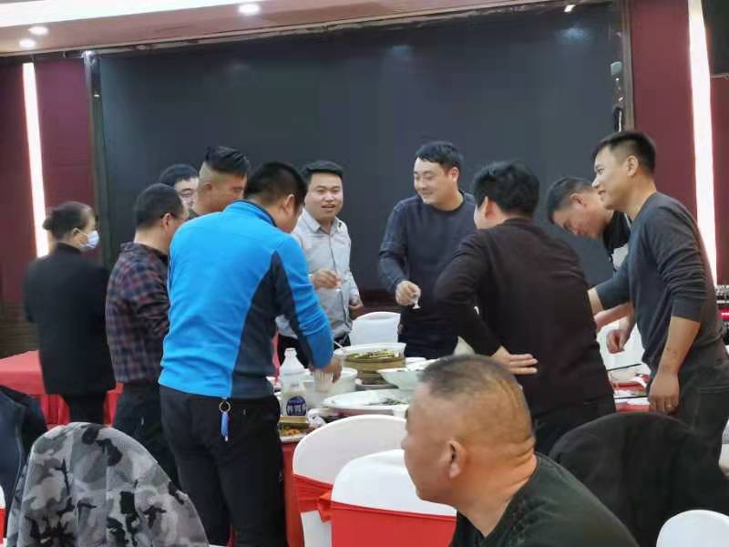 與會(huì)來(lái)賓，觥籌交錯(cuò)，一觴一詠