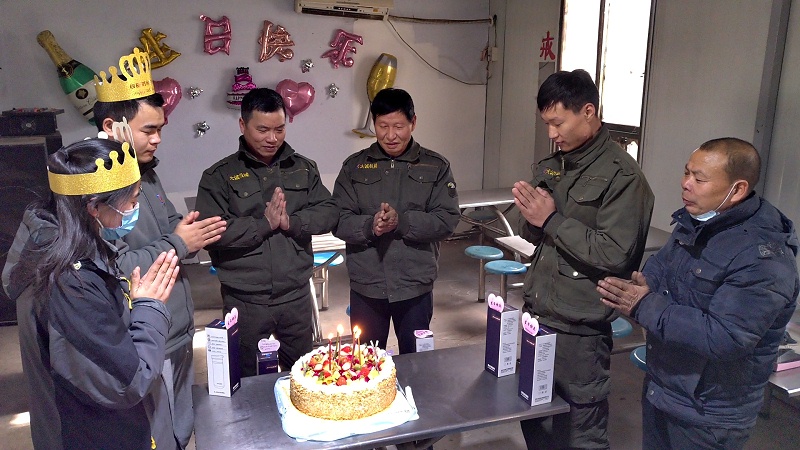 生日員工一起許下美好的愿望 生日員工一起許下美好的愿望