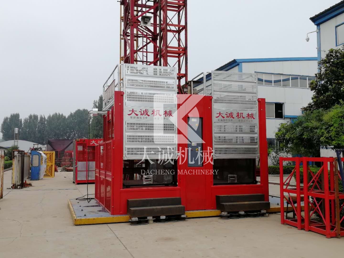 可以載人載物的建筑工地施工電梯價(jià)格多少？