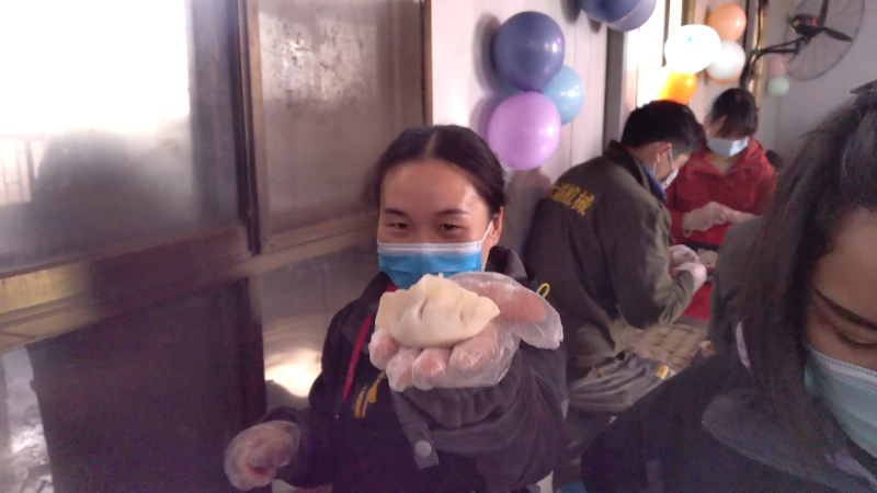 筷子取餡面中填，巧手捏出玲瓏褶