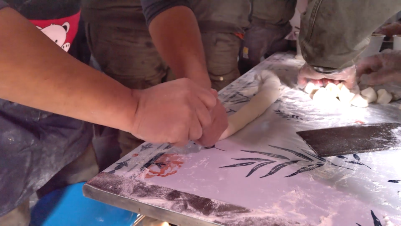 案板方方刀光寒，面團(tuán)圓圓杖下扁